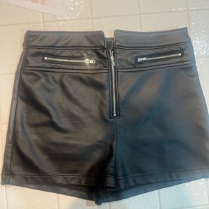 CUTE PLEATHER SHORTS SZ SMALL